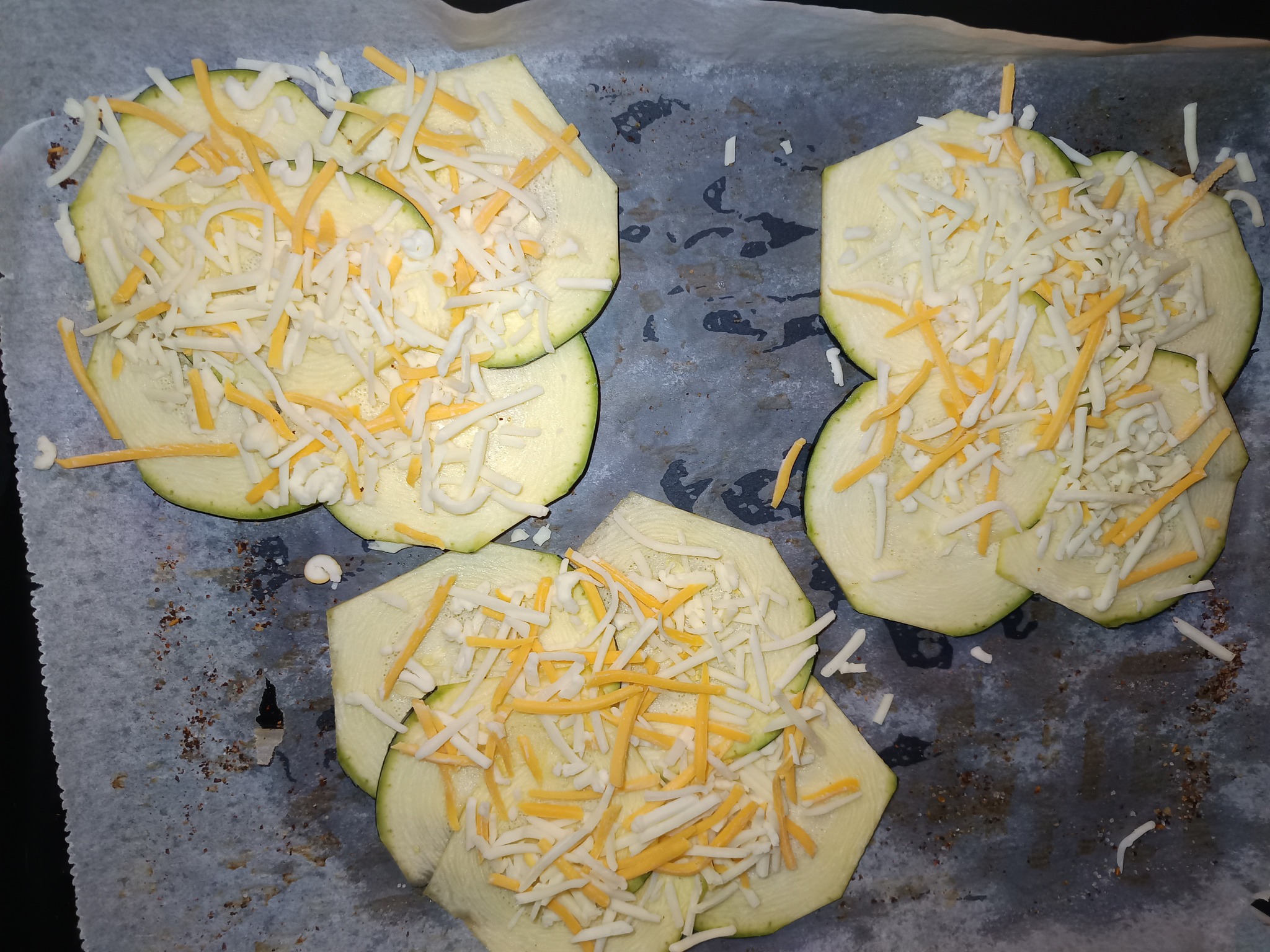 Plněné cuketové placky s kuřecím masem, zeleninou a sýrem