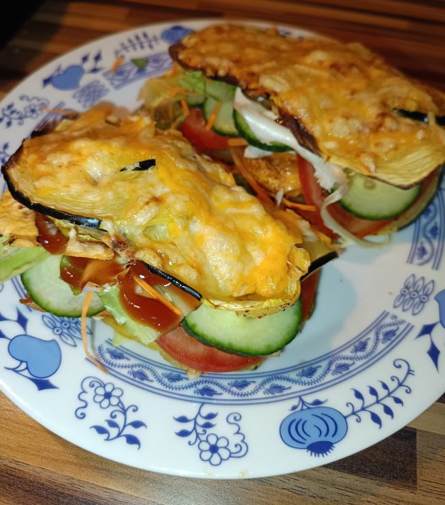 Plněné cuketové placky s kuřecím masem, zeleninou a sýrem