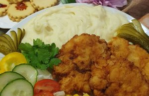 Kuřecí maso v česnekovém těstíčku s bramborovou kaší Kuřecí maso v česnekovém těstíčku s bramborovou kaší