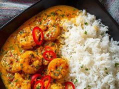 Krémové kokosové kari s krevetami a dušenou rýží Krémové kokosové kari s krevetami a dušenou rýží