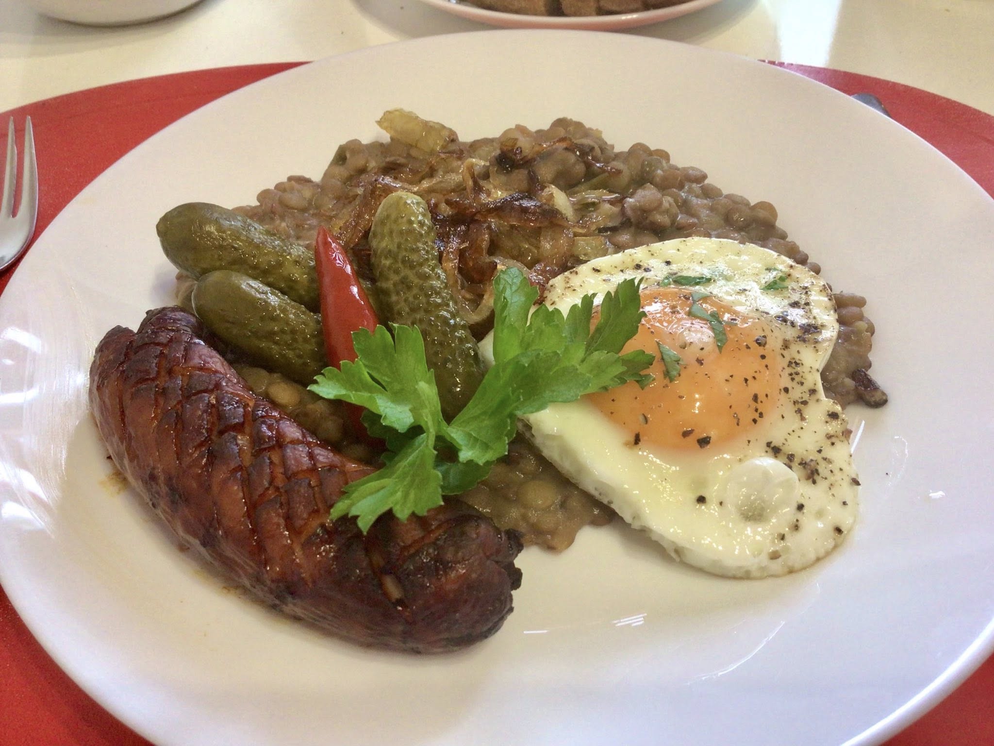 Čočka na kyselo – klasický recept s vejcem, klobásou a okurkami