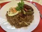 Čočka na kyselo – klasický recept s vejcem, klobásou a okurkami