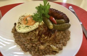 Čočka na kyselo – klasický recept s vejcem, klobásou a okurkami Čočka na kyselo – klasický recept s vejcem, klobásou a okurkami