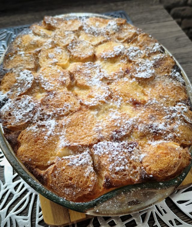 Domácí žemlovka s jablky, tvarohem a skořicí – klasika, která nikdy nezklame