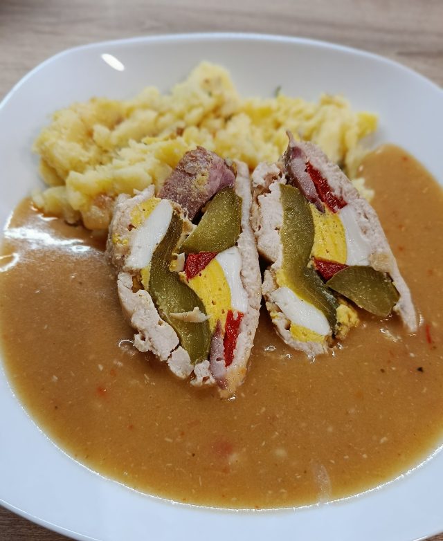 Kuřecí závitek s klobásou, vejcem a okurkou – tradiční oběd se šťouchanými brambory