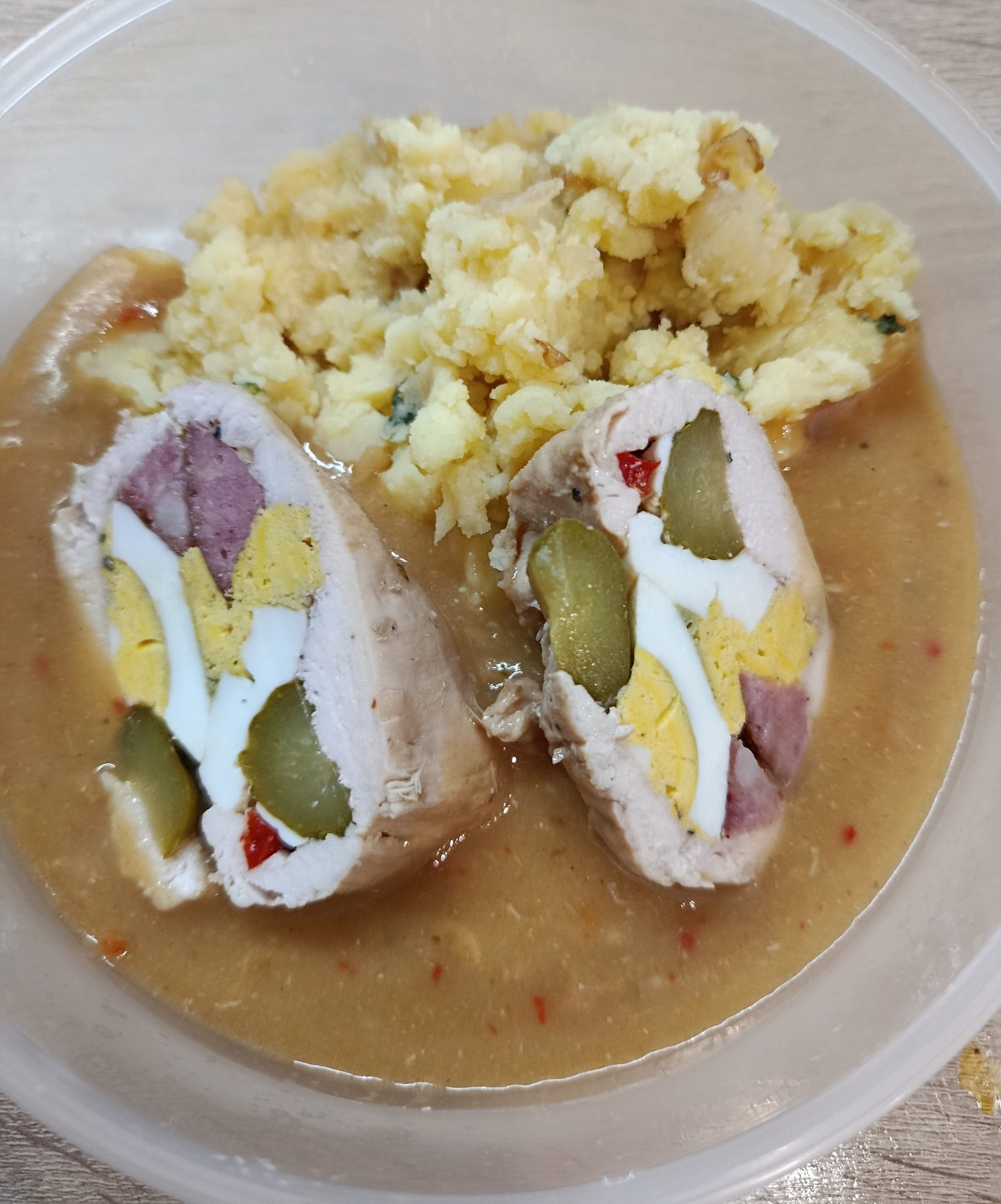 Kuřecí závitek s klobásou, vejcem a okurkou – tradiční oběd se šťouchanými brambory