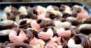 Sněhové pusinky s čokoládou – křehké, lesklé a dokonale sladké Sněhové pusinky s čokoládou – křehké, lesklé a dokonale sladké