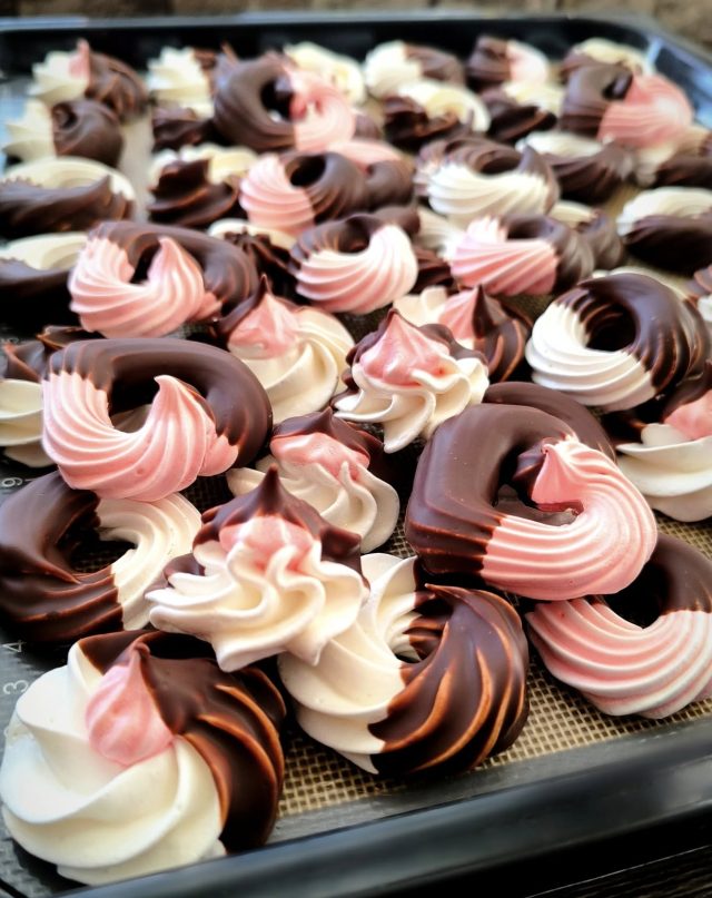 Sněhové pusinky s čokoládou – křehké, lesklé a dokonale sladké Sněhové pusinky s čokoládou – křehké, lesklé a dokonale sladké