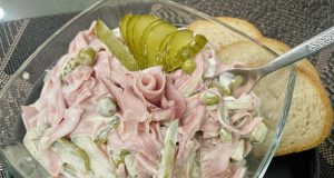 Tradiční pochoutkový salát: Jednoduchý recept s majonézou, zeleninou a uzeninou pro domácí chlebíčky Pochoutkový salát – klasika, která nikdy nezklame