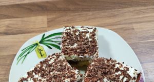 Kakaové řezy s rumovou polevou a smetanovým krémem Kakaové řezy s rumovou polevou a smetanovým krémem