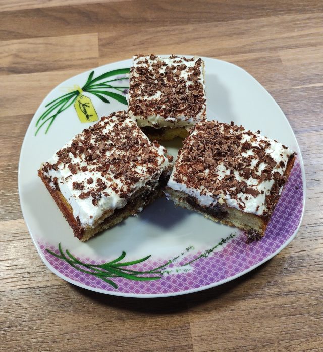 Kakaové řezy s rumovou polevou a smetanovým krémem