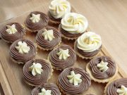 Košíčky s pudinkovo-máslovým a čokoládovým krémem Košíčky s pudinkovo-máslovým a čokoládovým krémem