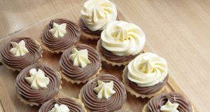 Košíčky s pudinkovo-máslovým a čokoládovým krémem Košíčky s pudinkovo-máslovým a čokoládovým krémem