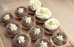 Košíčky s pudinkovo-máslovým a čokoládovým krémem Košíčky s pudinkovo-máslovým a čokoládovým krémem