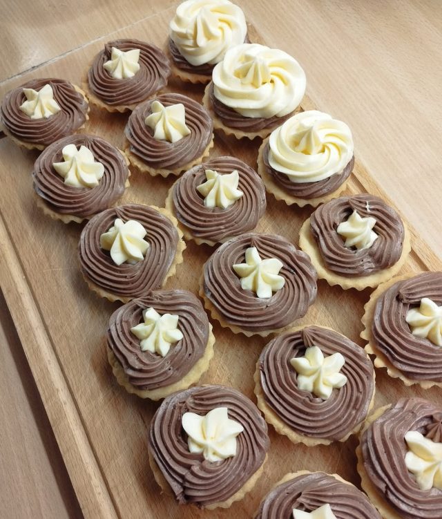 Košíčky s pudinkovo-máslovým a čokoládovým krémem Košíčky s pudinkovo-máslovým a čokoládovým krémem