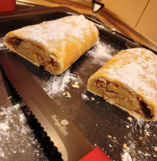 Jablečný závin z univerzálního těsta – snadný recept, se kterým se pracuje jedna radost Jablečný závin z univerzálního těsta – snadný recept, se kterým se pracuje jedna radost