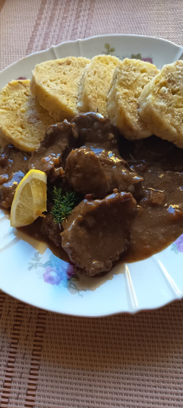 Zvěřinový guláš s karamelem a citronovou šťávou – poctivý recept jako od myslivce