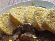 Zvěřinový guláš s karamelem a citronovou šťávou – poctivý recept jako od myslivce Zvěřinový guláš s karamelem a citronovou šťávou – poctivý recept jako od myslivce