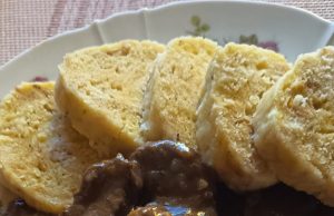 Zvěřinový guláš s karamelem a citronovou šťávou – poctivý recept jako od myslivce Zvěřinový guláš s karamelem a citronovou šťávou – poctivý recept jako od myslivce