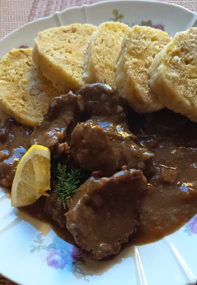 Zvěřinový guláš s karamelem a citronovou šťávou – poctivý recept jako od myslivce