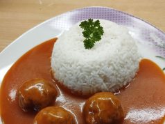 Rajská omáčka s masovými koulemi a rýží – klasika, která nikdy nezklame Rajská omáčka s masovými koulemi a rýží – klasika, která nikdy nezklame