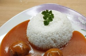 Rajská omáčka s masovými koulemi a rýží – klasika, která nikdy nezklame Rajská omáčka s masovými koulemi a rýží – klasika, která nikdy nezklame