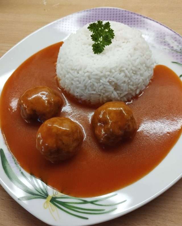 Rajská omáčka s masovými koulemi a rýží – klasika, která nikdy nezklame