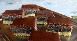 Jablečno-makový koláč s čokoládovou polevou Jablečno-makový koláč s čokoládovou polevou