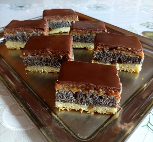 Jablečno-makový koláč s čokoládovou polevou