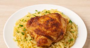 Pečená kuřecí stehna s hlávkovým zelím – jednoduchý recept z jednoho pekáče Pečená kuřecí stehna s hlávkovým zelím – jednoduchý recept z jednoho pekáče