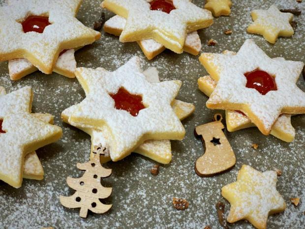 Pět druhů vánočního cukroví z jednoho těsta - vanilkové hvězdy, ježci, labky v čokoládě, kakaové i ořechové varianty