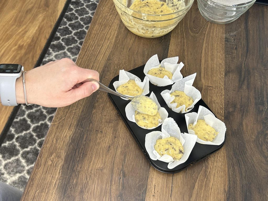 Máte doma přezrálé banány? Připravte si z nich banánové muffiny s kousky čokolády!