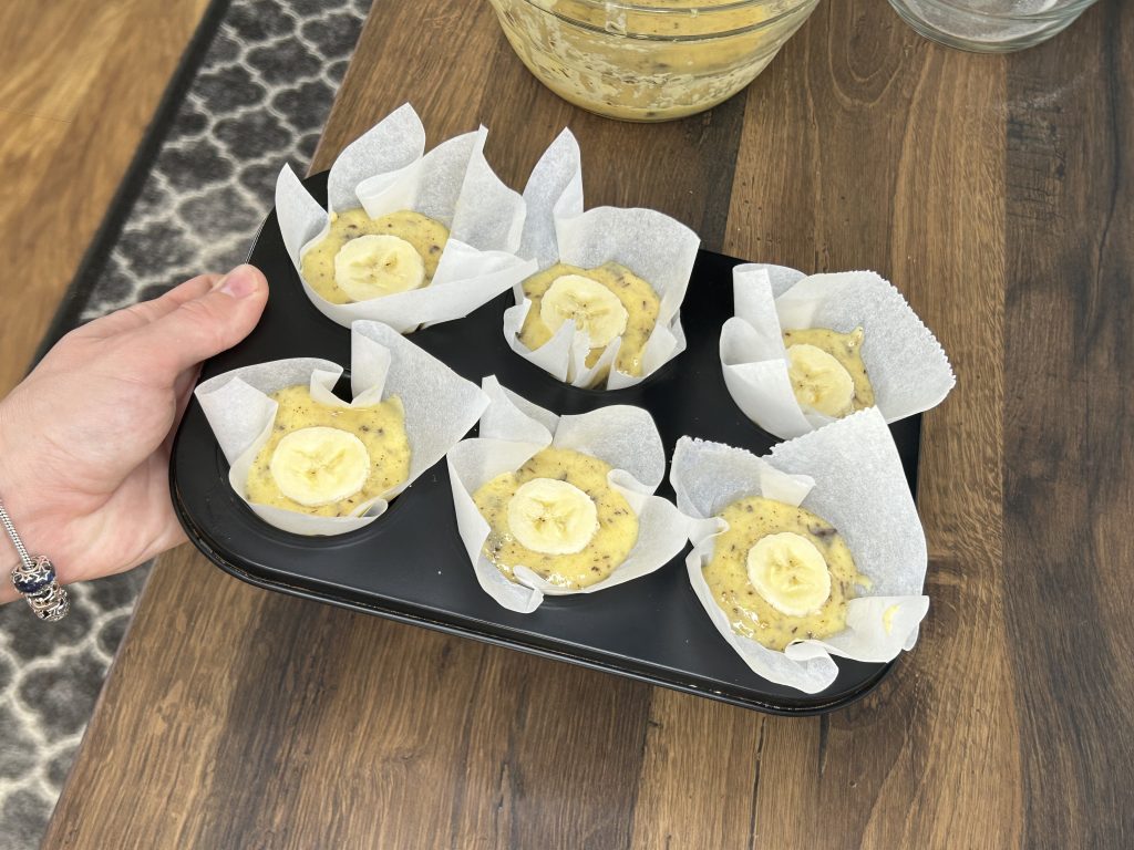 Máte doma přezrálé banány? Připravte si z nich banánové muffiny s kousky čokolády!