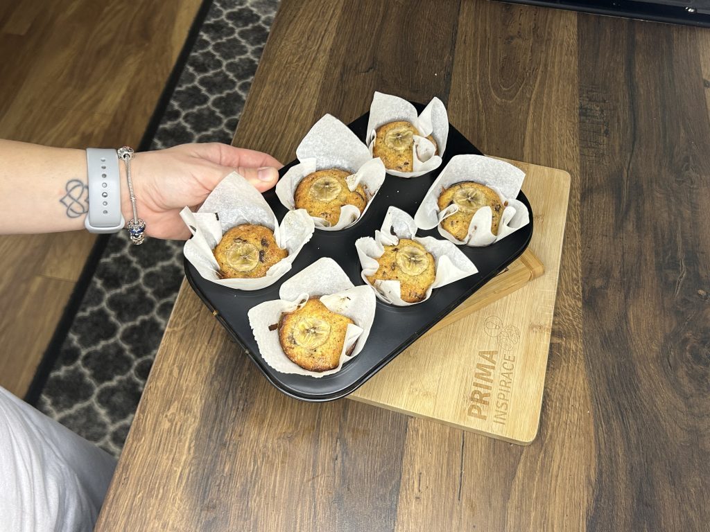 Máte doma přezrálé banány? Připravte si z nich banánové muffiny s kousky čokolády!