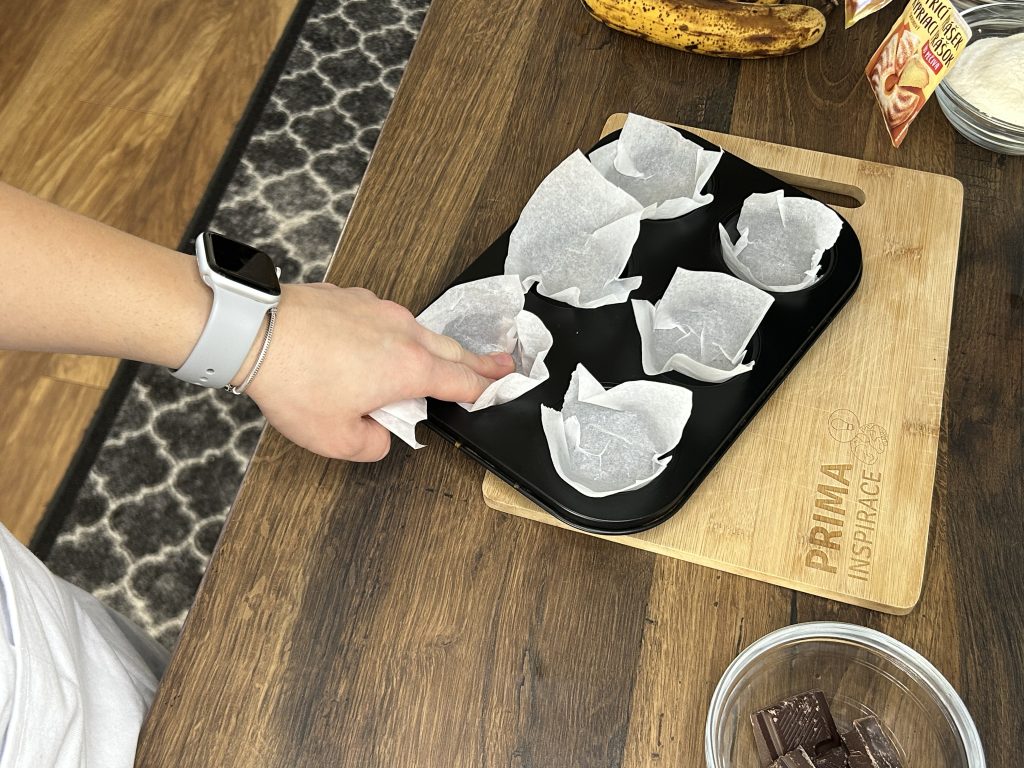 Máte doma přezrálé banány? Připravte si z nich banánové muffiny s kousky čokolády!