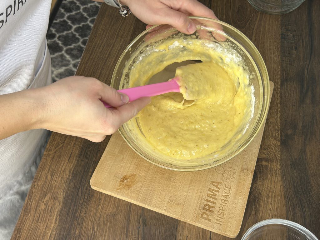 Máte doma přezrálé banány? Připravte si z nich banánové muffiny s kousky čokolády!