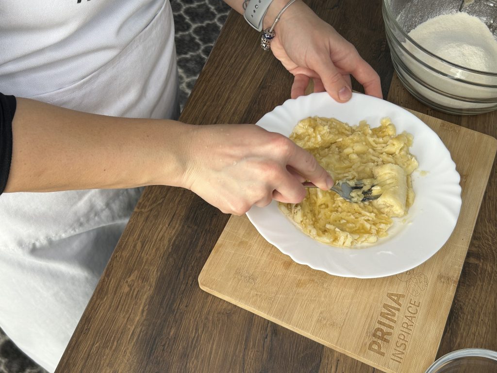 Máte doma přezrálé banány? Připravte si z nich banánové muffiny s kousky čokolády!