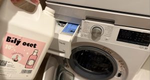 Čisté prádlo bez bakterií: Návod, jak bílý ocet zbaví pračku plísní a vodního kamene
