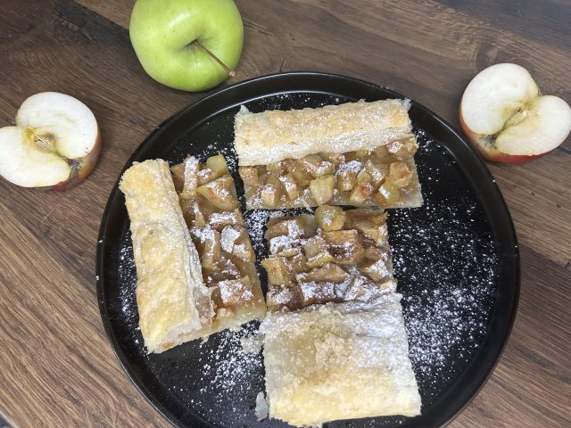 Jablečný koláč z listového těsta00008 Jablečný koláč z listového těsta – rychlý dezert plný vůně skořice a pomeranče