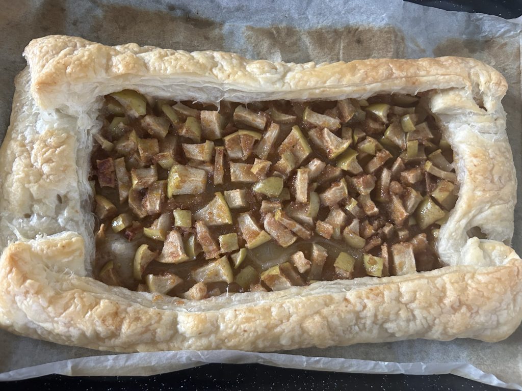 Jablečný koláč z listového těsta – rychlý dezert plný vůně skořice a pomeranče