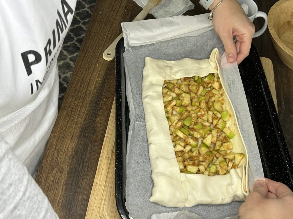 Jablečný koláč z listového těsta – rychlý dezert plný vůně skořice a pomeranče