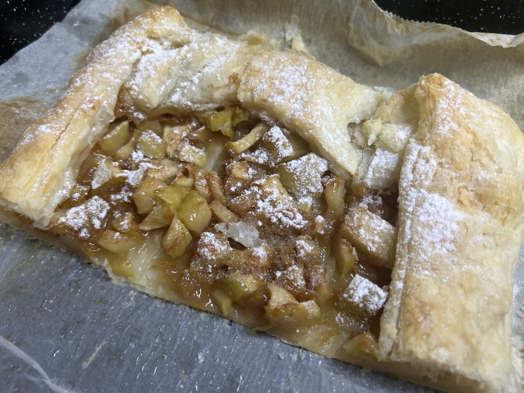 Jablečný koláč z listového těsta – rychlý dezert plný vůně skořice a pomeranče