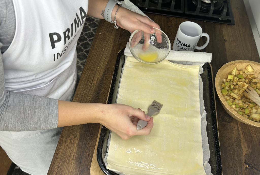 Jablečný koláč z listového těsta – rychlý dezert plný vůně skořice a pomeranče