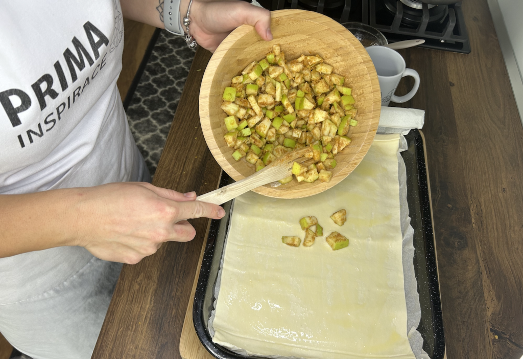 Jablečný koláč z listového těsta – rychlý dezert plný vůně skořice a pomeranče