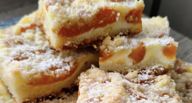 KYNUTÝ KOLÁČ S MERUŇKAMI A TVAROHEM