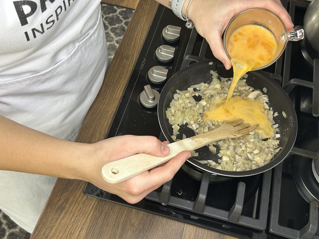 Neodolatelné krůtí rolky plněné míchanými vejci a žampiony