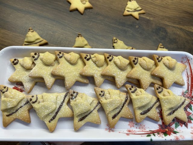 Hvězdičkové a stromečkové sušenky s mandlemi Hvězdičkové a stromečkové sušenky s mandlemi