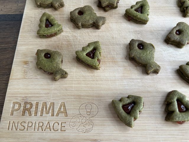 Matcha linecké koláčky – moderní vánoční klasika v zeleném kabátku Matcha linecké koláčky – moderní vánoční klasika v zeleném kabátku