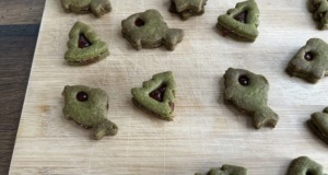 Matcha linecké koláčky – moderní vánoční klasika v zeleném kabátku Matcha linecké koláčky – moderní vánoční klasika v zeleném kabátku