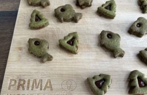 Matcha linecké koláčky – moderní vánoční klasika v zeleném kabátku Matcha linecké koláčky – moderní vánoční klasika v zeleném kabátku